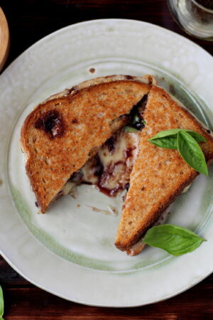 Baked Brie Grilled Cheese Sandwich with Sweet Basil - thewoodenskillet.com #grilledcheese #meatless