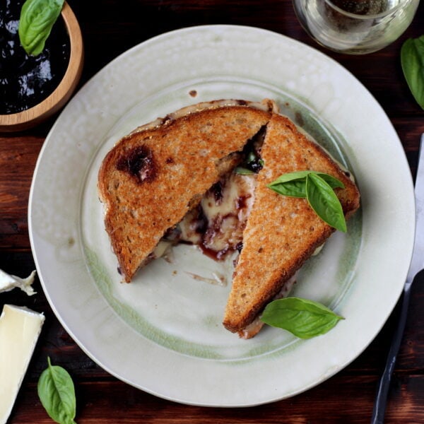 Baked Brie Grilled Cheese Sandwich with Sweet Basil - thewoodenskillet.com #grilledcheese #meatless