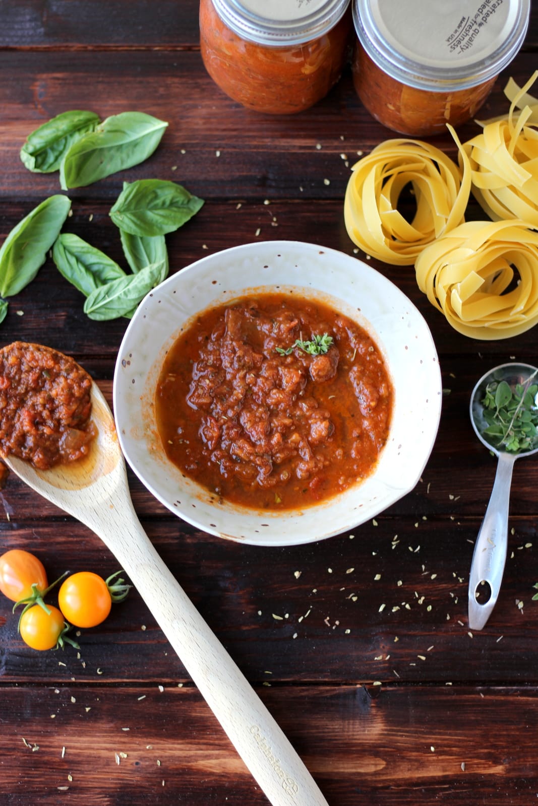 How to make homemade marinara (spaghetti sauce) - slow roasted with heirloom tomatoes and garlic - thewoodenskillet.com #pasta #fresh #garden