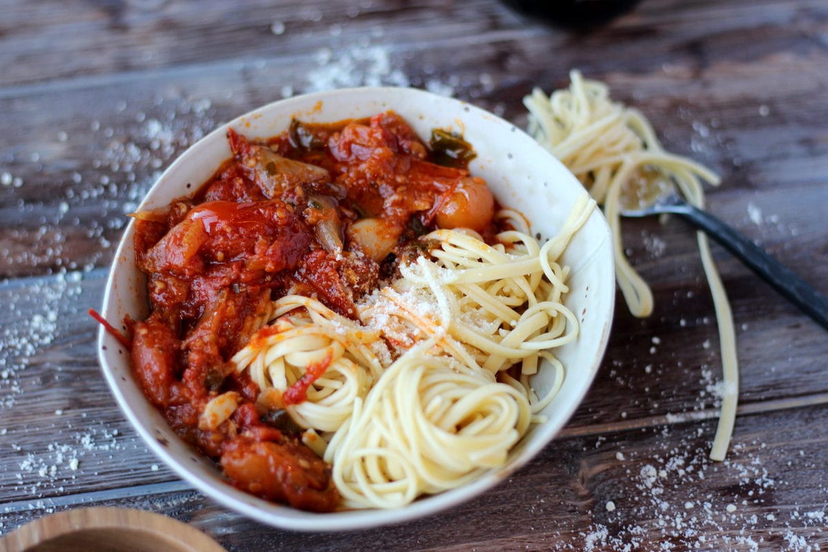 Chunky Roasted Tomato Sauce + Noodles - thewoodenskillet.com #pasta #marinara #spaghettisauce #homemade 