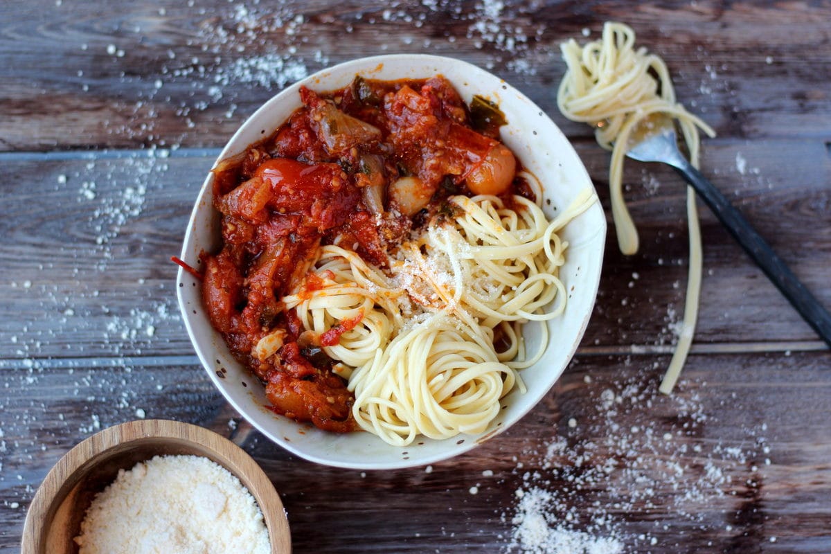 Chunky Roasted Tomato Sauce + Pasta - thewoodenskillet.com #marinara #spaghettisauce