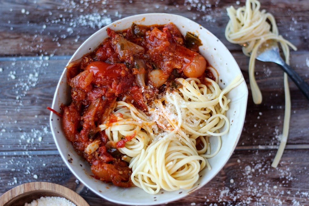 Chunky Roasted Tomato Sauce + Noodles - thewoodenskillet.com #pasta #marinara #spaghettisauce #homemade 