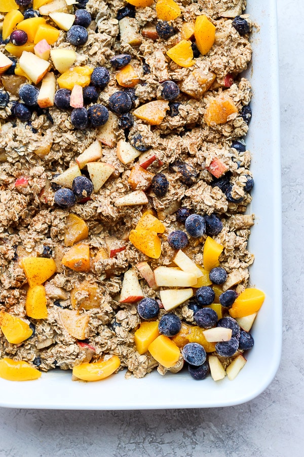 Healthy Oatmeal Bake - this is the perfect recipe for when you are serving a crowd OR for some weekend meal-prep! It reheats perfectly and is always a hit! This is a recipe you are going to want to save! #healthyoatmealbake #oatmealbake #bakedoatmeal #healthybakedoatmeal #healthybreakfast #oatmeal #glutenfreerecipes 