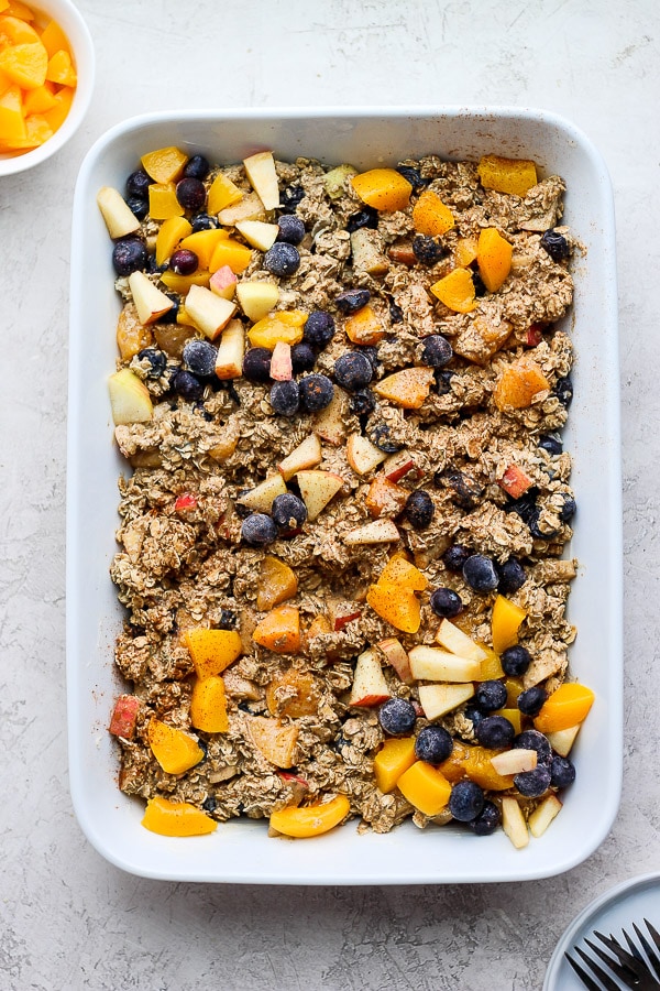 Healthy Oatmeal Bake - this is the perfect recipe for when you are serving a crowd OR for some weekend meal-prep! It reheats perfectly and is always a hit! This is a recipe you are going to want to save! #healthyoatmealbake #oatmealbake #bakedoatmeal #healthybakedoatmeal #healthybreakfast #oatmeal #glutenfreerecipes 