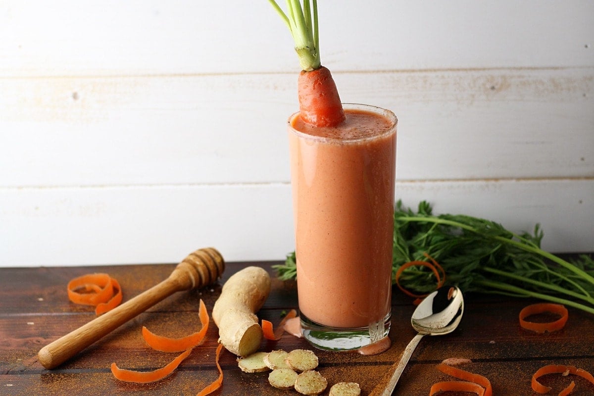 Recipe for a clean carrot ginger smoothie.