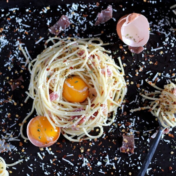 How to make classic spaghetti alla carbonara - thewoodenskillet.com