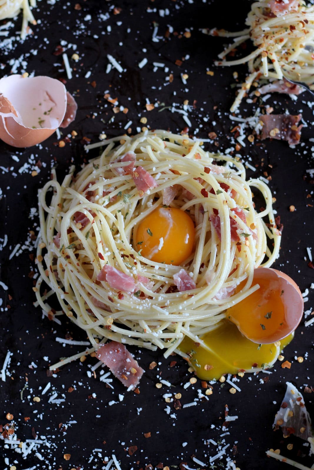 How to make classic spaghetti alla carbonara - thewoodenskillet.com #foodstyling