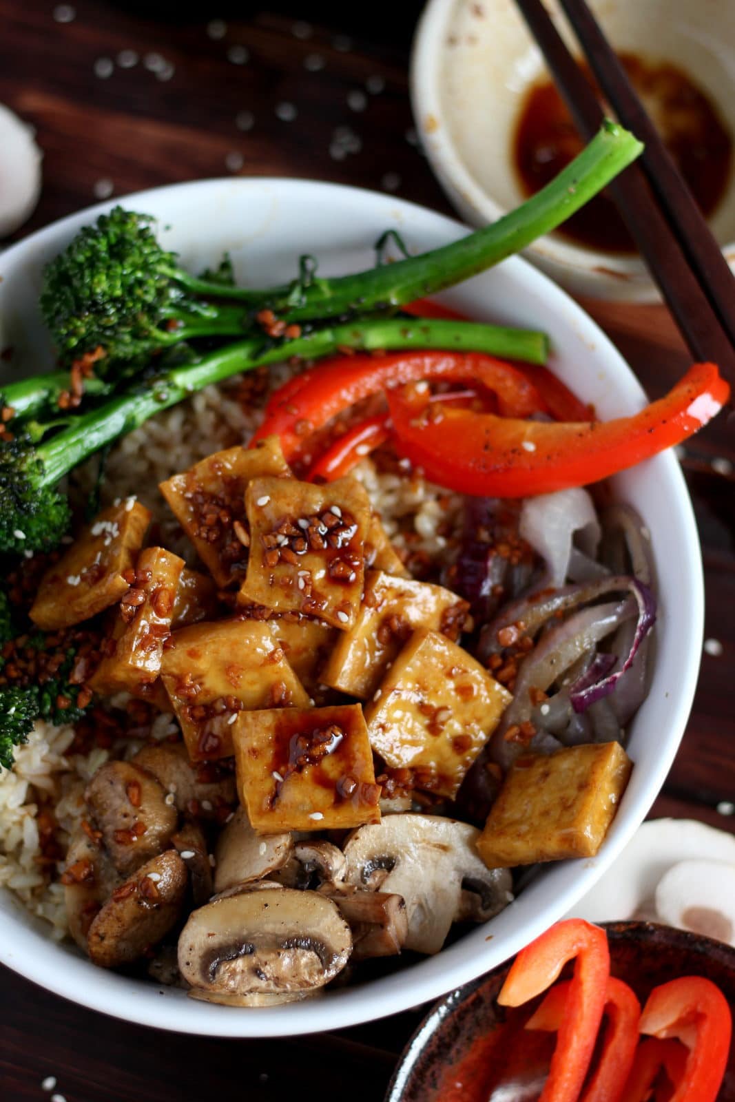 Brown Rice Tofu Bowl + Roasted Vegetables and Soy, Ginger, Garlic Sauce - a healthy option for lunch or dinner! thewoodenskillet.com