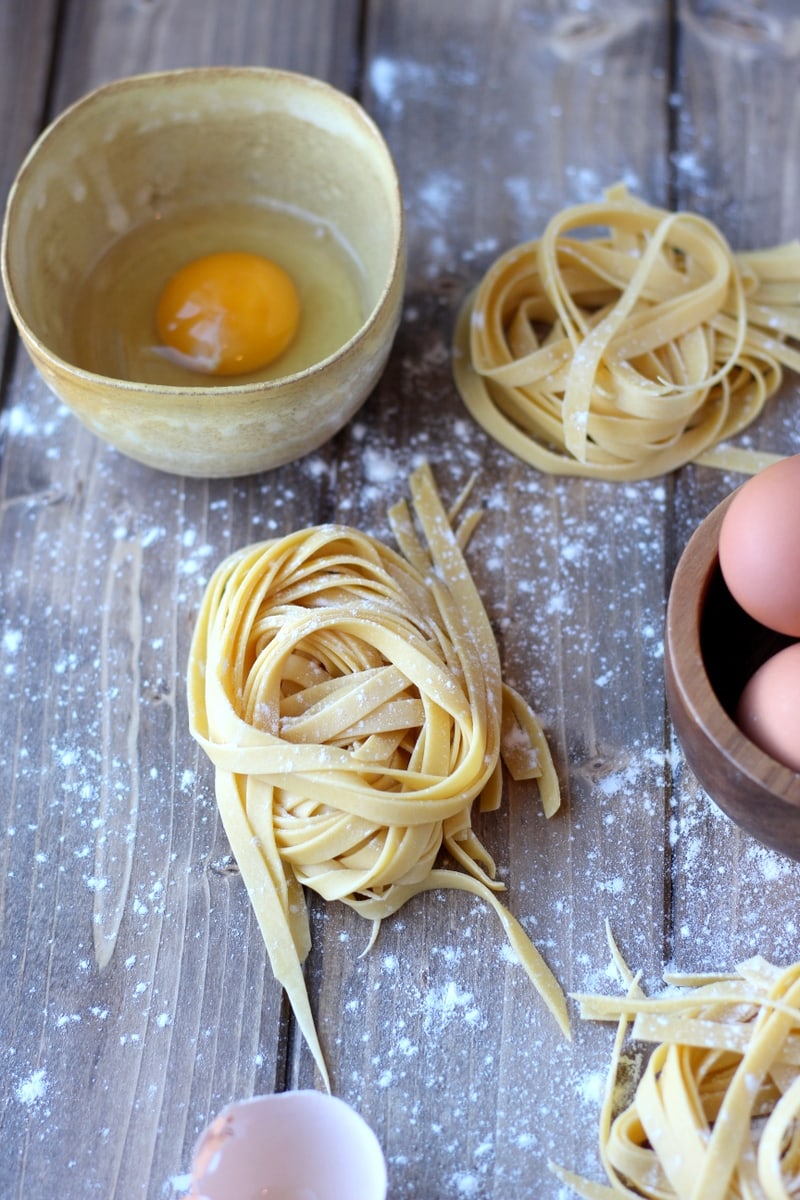 How to make fresh egg pasta - thewoodenskillet.com