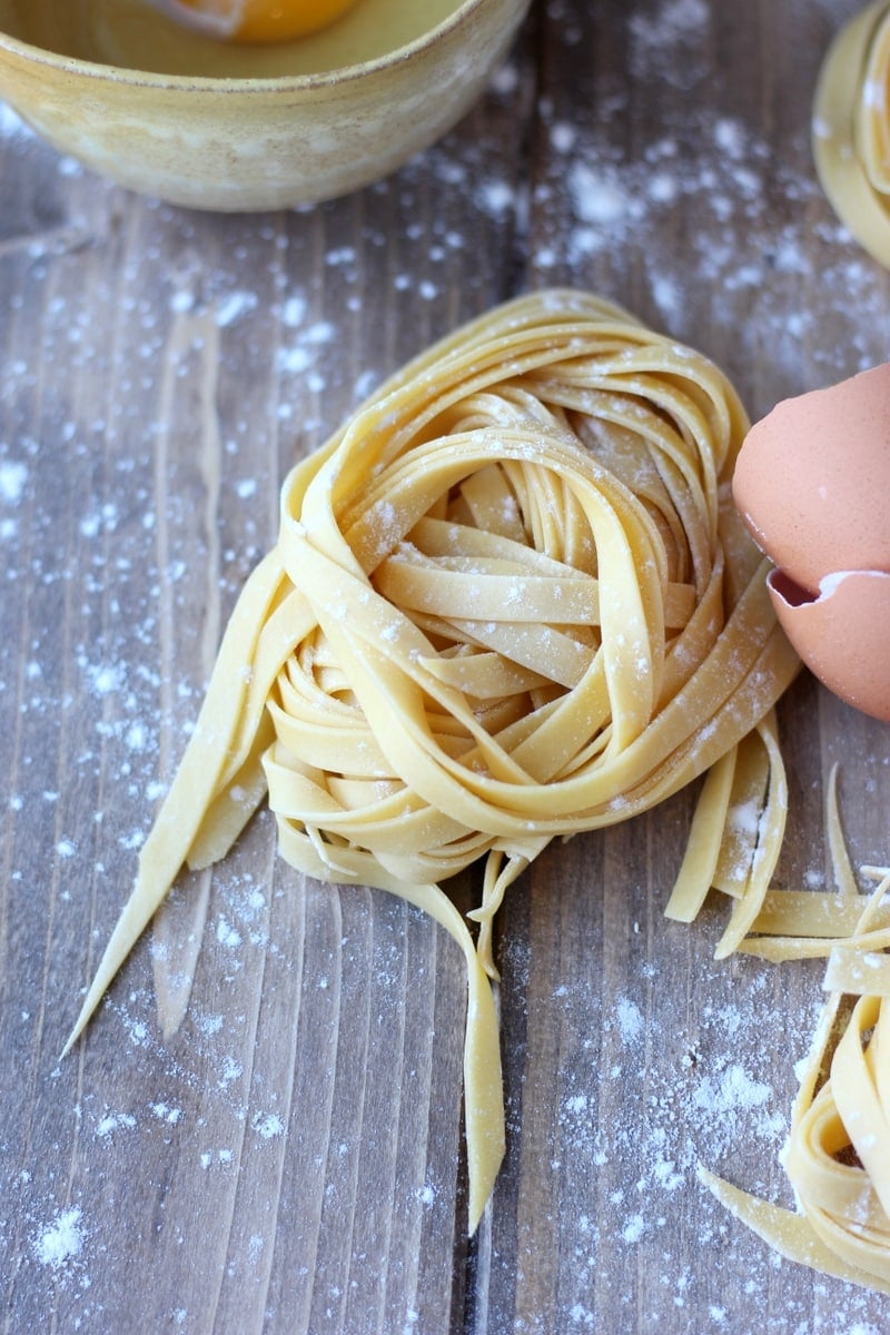 How to make fresh egg pasta - thewoodenskillet.com #pasta