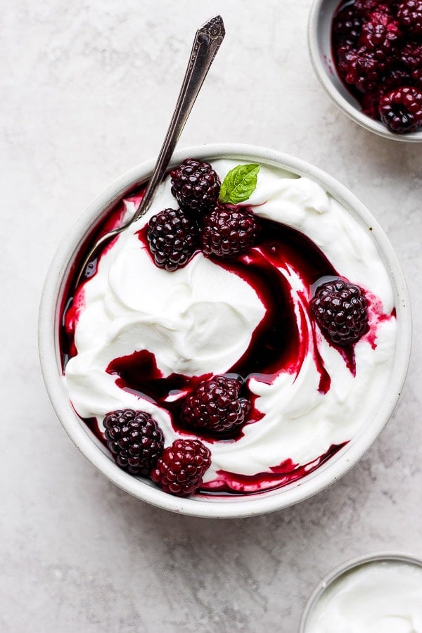 Easy Blackberry Compote - the perfect breakfast recipe for a crowd or just for two.  Never buy yogurt "with fruit on the bottom" again! #blackberrycompote #homemadeblackberrycompote #yogurtbar #paleocompote #healthybreakfastideas 