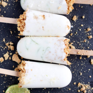 Coconut Key Lime Pie Popsicles + Graham Cracker Crust - thewoodenskillet.com