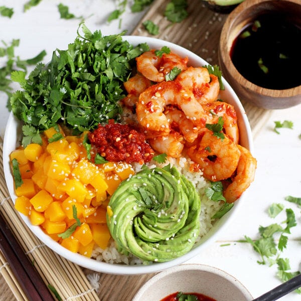 Spicy Shrimp, Mango and Avocado Sushi Bowl - a quick and healthy lunch or dinner! thewoodenskillet.com