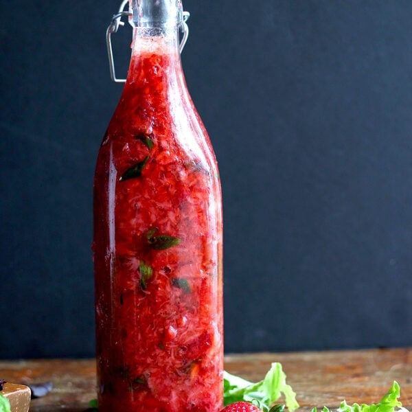 Fresh Strawberry Vinaigrette - a flavorful and delicious summer salad dressing! thewoodenskillet.com