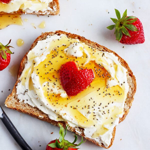 Strawberries and Cream Toast + Chia Seeds - a quick, easy and on-the-go breakfast! thewoodenskillet.com