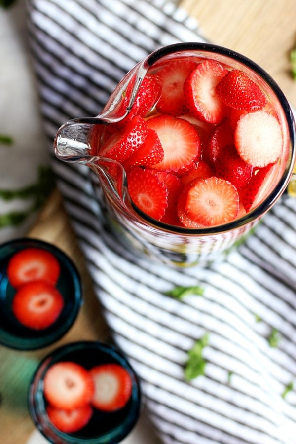 Skin-Clearing Cilantro and Lemon Infused Water - detoxifying, hydrating and skin-clearing! So fresh and delicious! thewoodenskillet.com