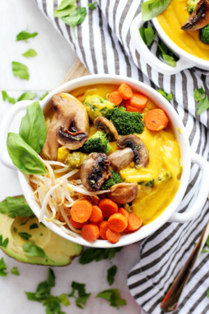 Creamy Butternut Squash Soup with Roasted Vegetables - a delicious and creamy vegan winter soup that is Whole30 compliant! thewoodenskillet.com