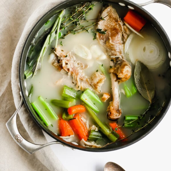 How to Make the Best Homemade Turkey Broth - the best way to use those Thanksgiving leftovers!! #whole30