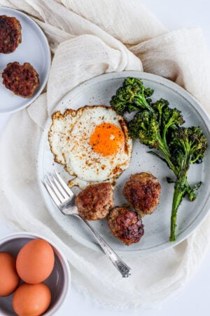 Simple Homemade Whole30 Breakfast Sausage - a great addition to your Sunday morning brunch or for your weekly meal prep! #whole30