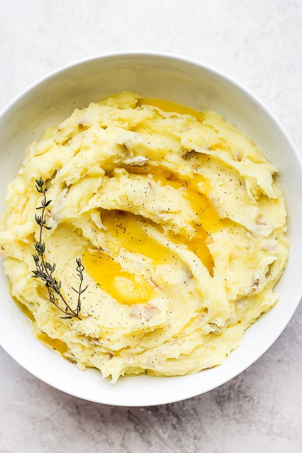 Bowl of creamy Whole30 mashed potatoes.