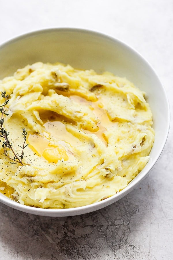 A creamy bowl of dairy free mashed potatoes.