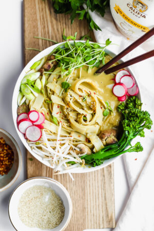 Vegan Sweet Green Curried Noodles - a quick and delicious, plant-based meal! #vegan #plantbased