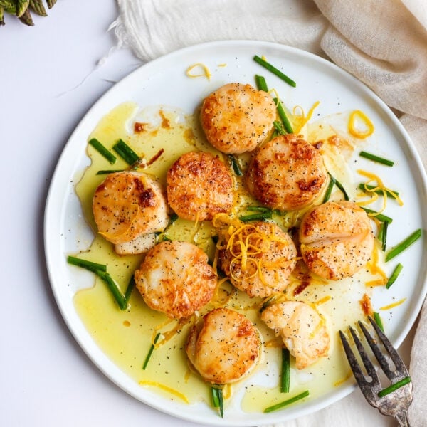 Fresh Lemon Butter Scallops - beautiful scallops cooked in ghee and fresh lemon juice. So delicious and easy to make! #whole30 #paleo