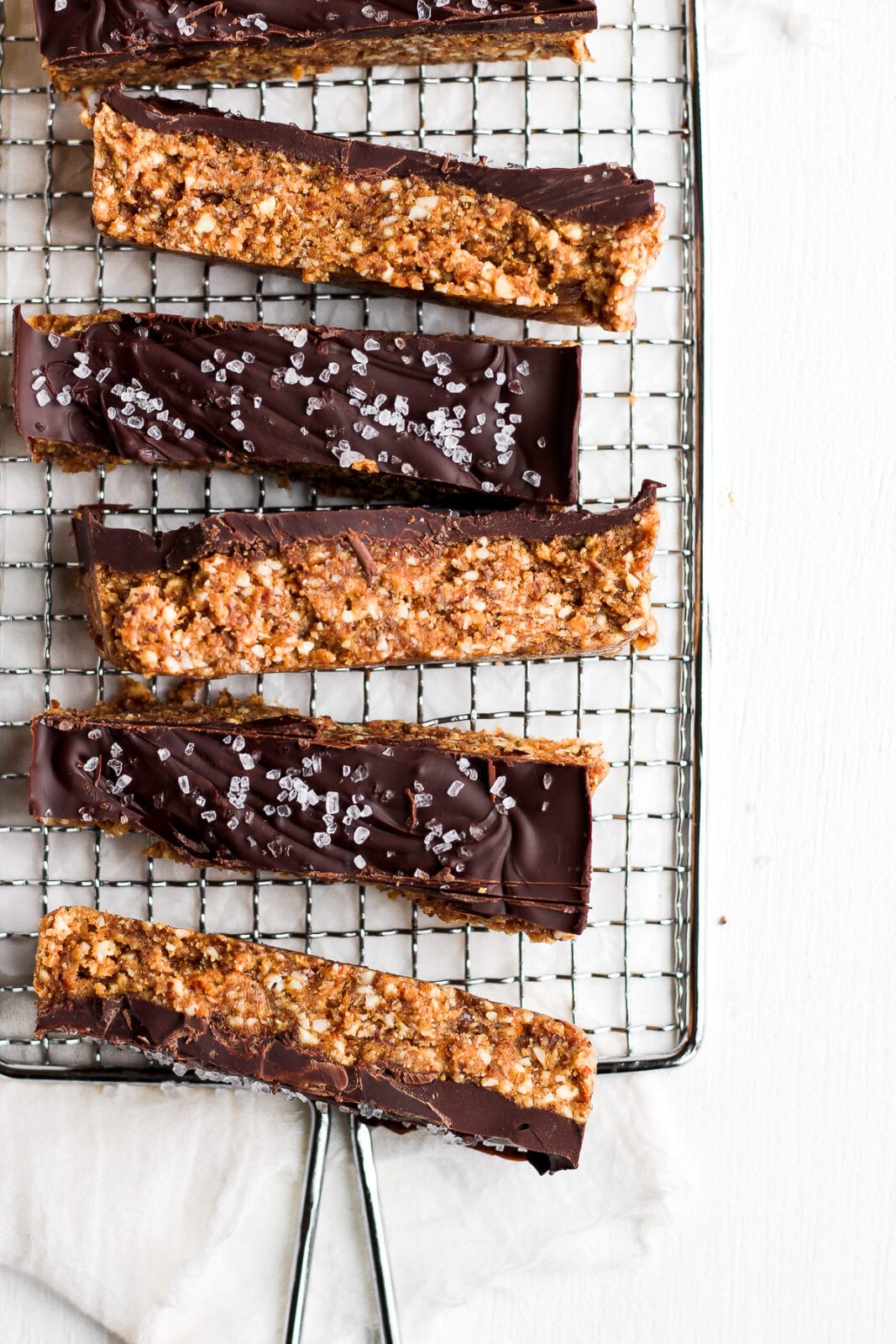 Raw Cashew Chocolate Breakfast Bars - an easy and delicious breakfast that requires no baking! #raw #vegan #plantbased #breakfast #easybreakfast