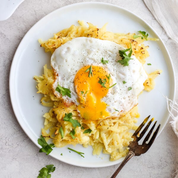 Dairy Free Cheesy Hashbrown Bake - a dreamy dairy free cheesy hash brown bake that is dairy-free and whole30! Perfect for Sunday morning brunch! #dairyfree #whole30 #cheesyhashbrowns #cheesyhasbrownbake #dairyfreerecies #healthybreakfast #breakfastrecipes