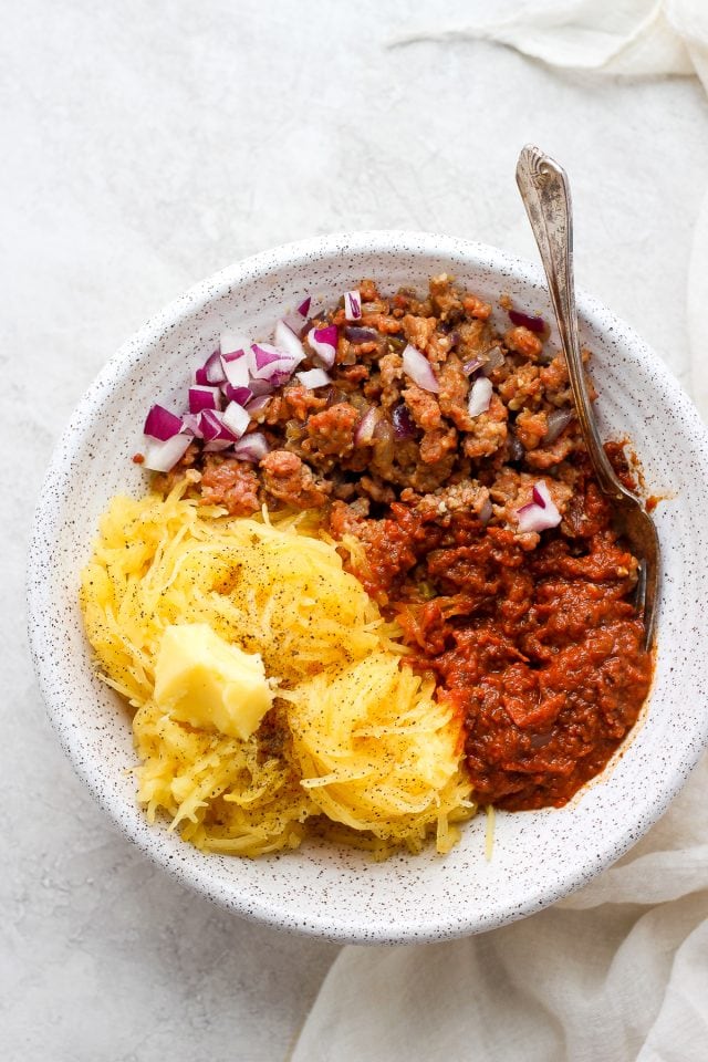 Easy Sausage Spaghetti Squash Bowls - Easy Sausage Spaghetti Squash Bowls - the easiest dinner ever for those nights when you don't feel like stressing about dinner ... but want something healthy! #whole30recipes #spaghettisquashrecipes #dairyfreerecipes #spaghetti #healthyspaghetti #spaghettisquashbowls #paleorecipes #glutenfreerecipes #glutenfree