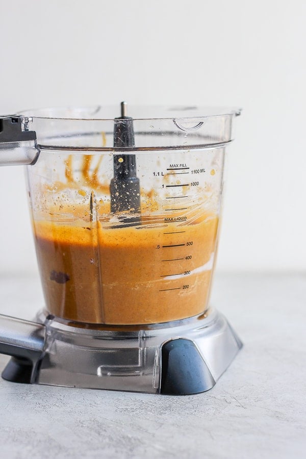 Pumpkin pudding in a food processor.