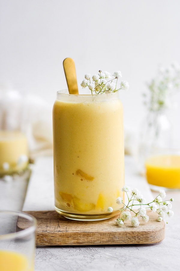 Immune Boosting Orange Smoothie - packed with healthy nutrients to help you keep feeling your best! (Dairy-Free) #immunitysmoothie #immunityboostingsmoothie #healthyorangesmoothie #orangesmoothie #vitamincsmoothie #dairyfreesmoothie #almondmilksmoothie 