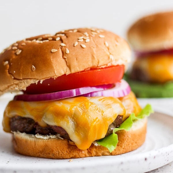 https://thewoodenskillet.com/wp-content/uploads/2020/06/how-to-grill-the-perfect-burger-10-600x600.jpg