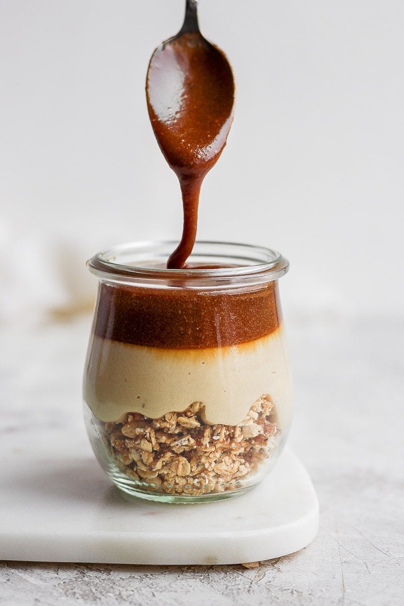 An easy recipe for vegan caramel cheesecake.