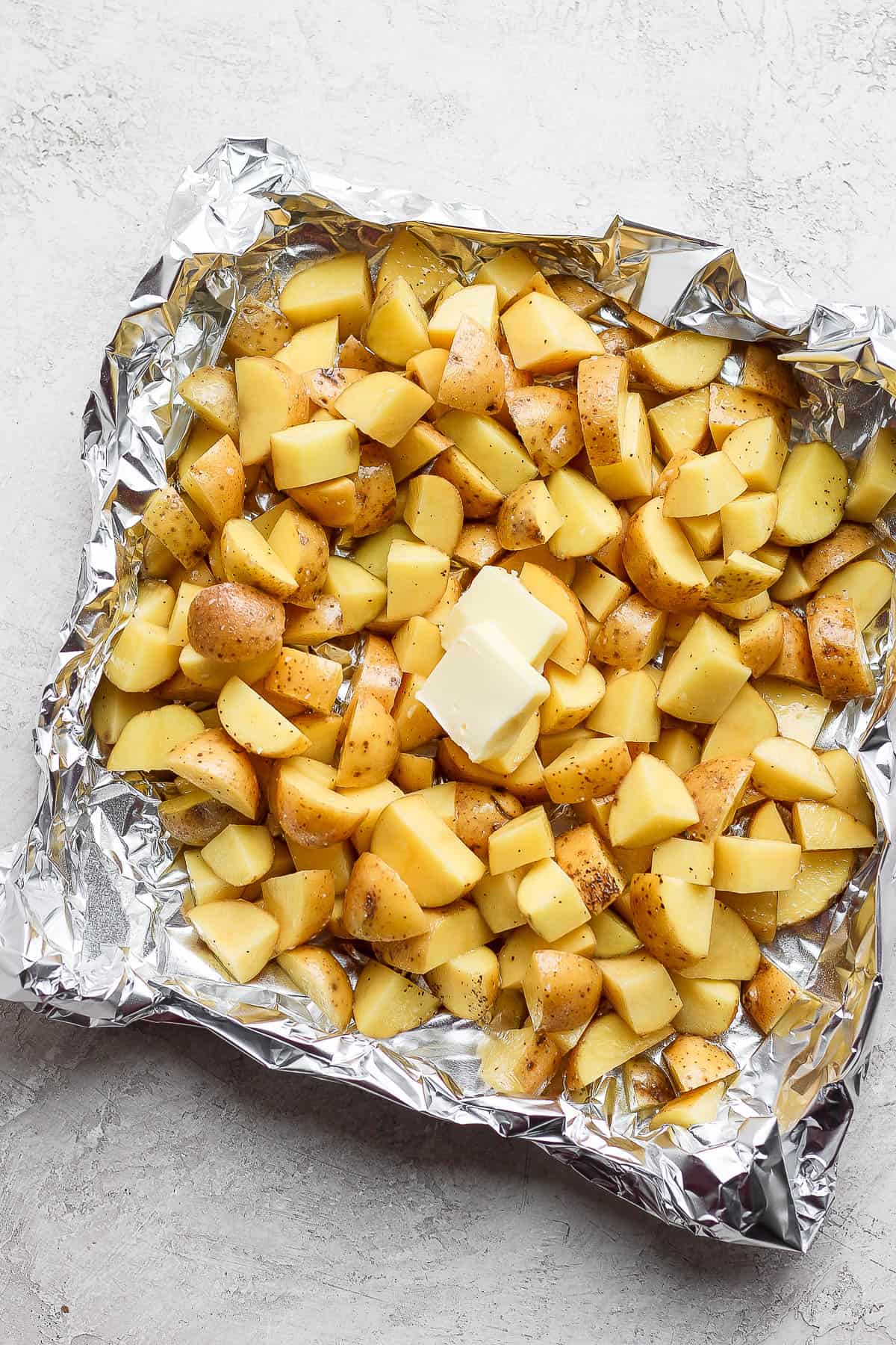 https://thewoodenskillet.com/wp-content/uploads/2021/07/grilled-potatoes-in-foil-recipe-6.jpg
