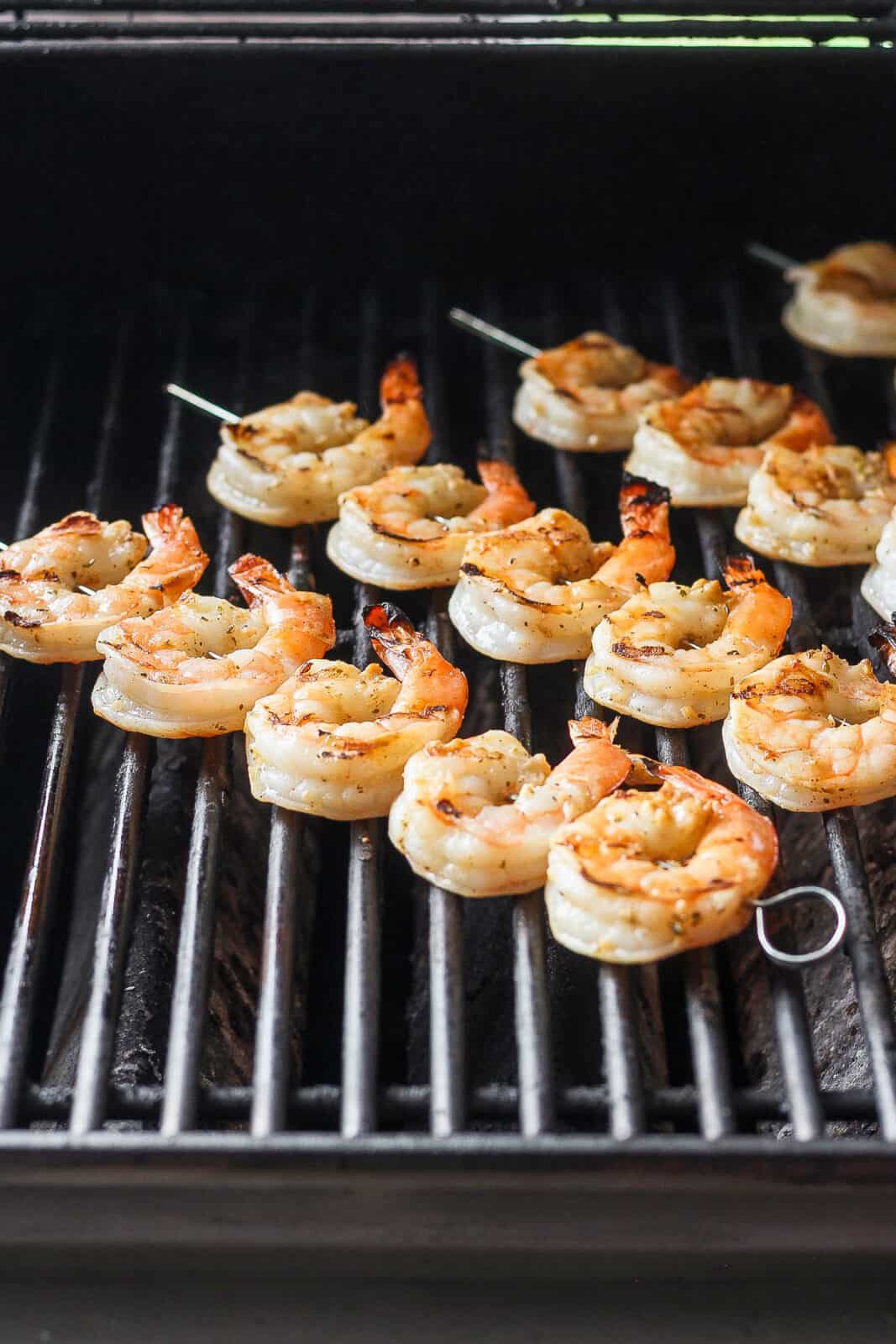 Shrimp on skewers on the grill. 