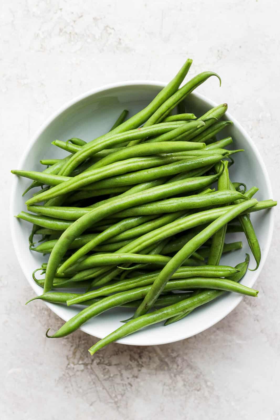 Fresh, clean green beans in a bowl.
