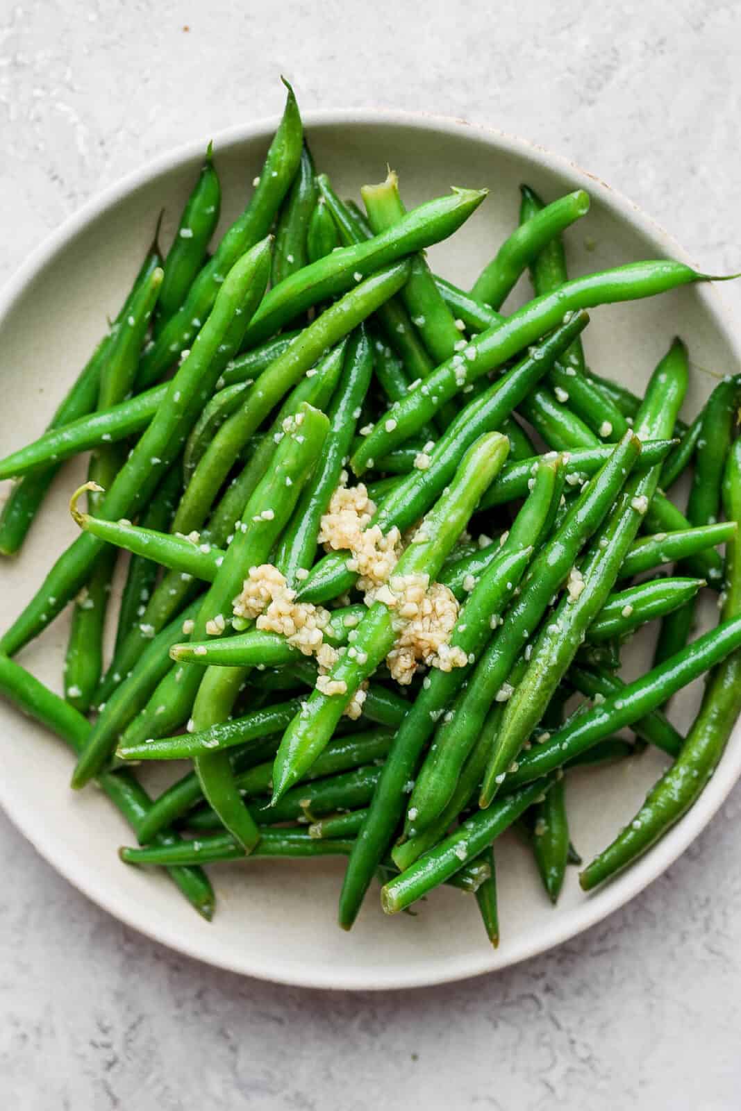 Garlic green beans on a plate.