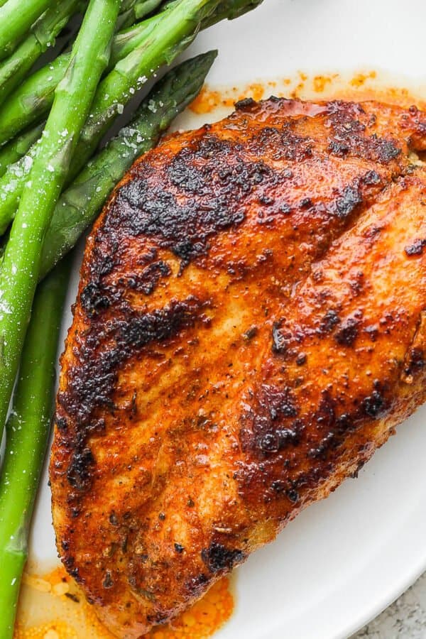 Plate of blackened chicken with asparagus.