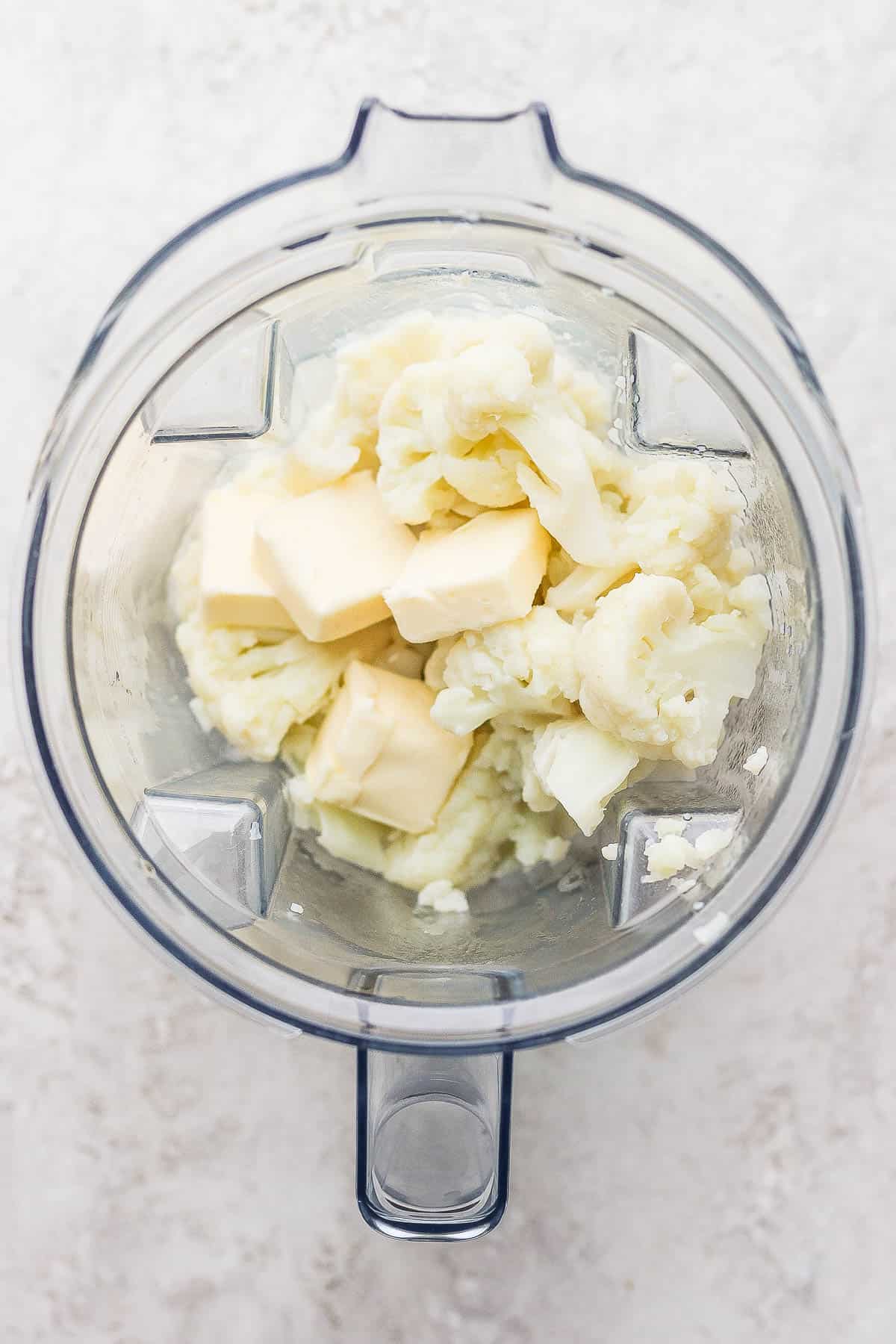 Cooked cauliflower and the rest of the ingredients in a blender.