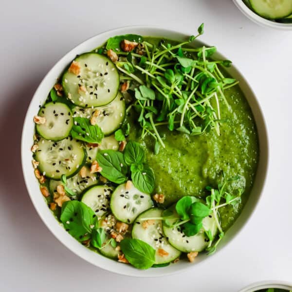 A healthy green smoothie bowl recipe.