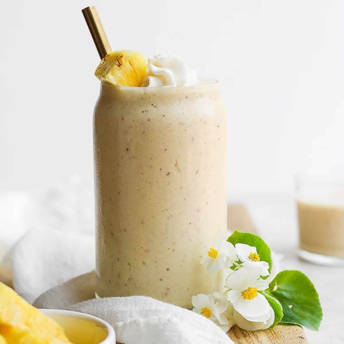 Recipe for a creamy pineapple smoothie.