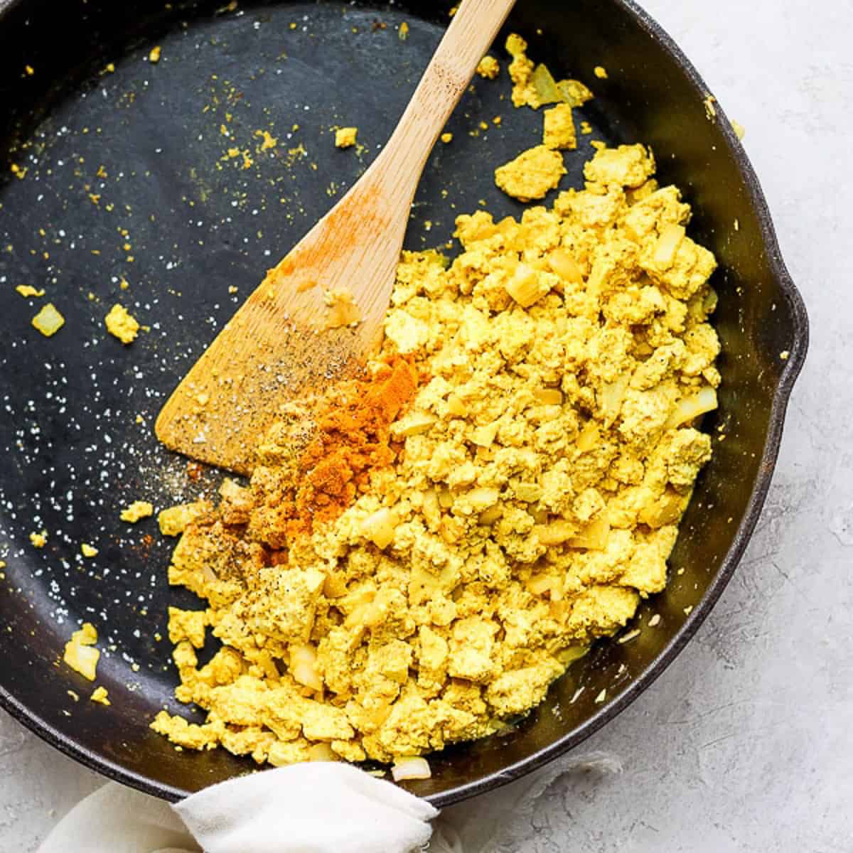 https://thewoodenskillet.com/wp-content/uploads/2023/09/easy-tofu-scramble-1.jpg