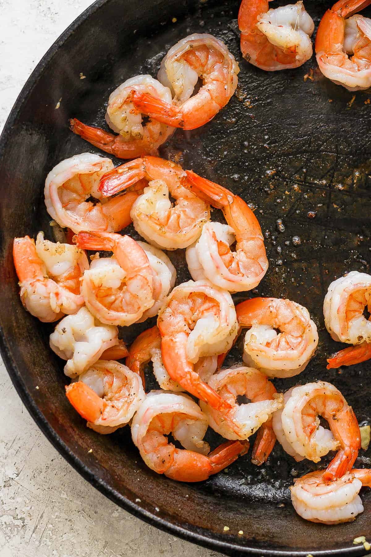 Cooked shrimp in the skillet.