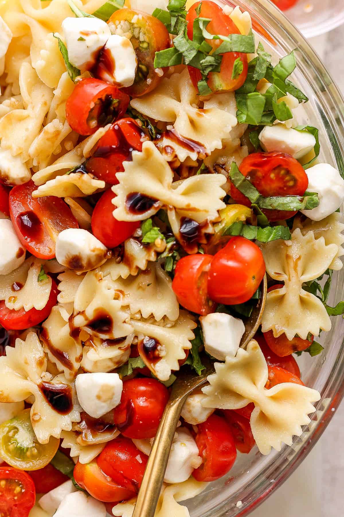 The best recipe for a caprese pasta salad.