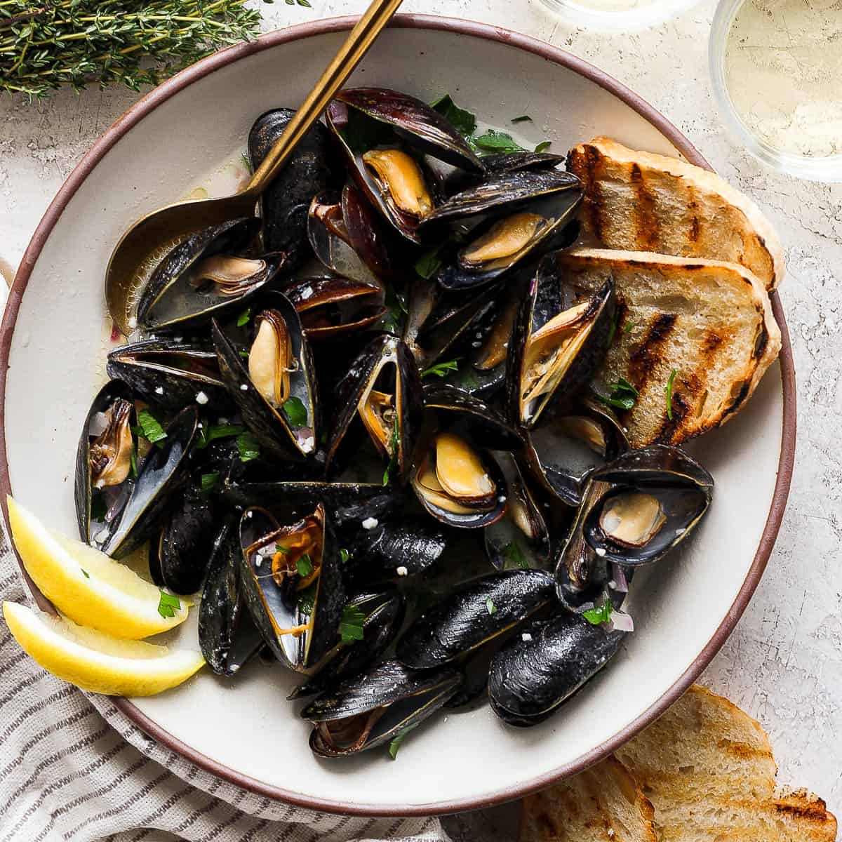 The best recipe for mussels in white wine sauce.