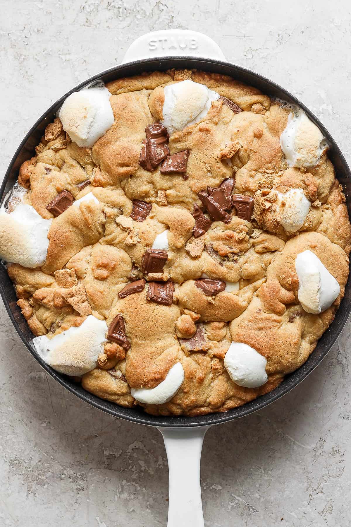 A fully baked s'more cookie skillet.