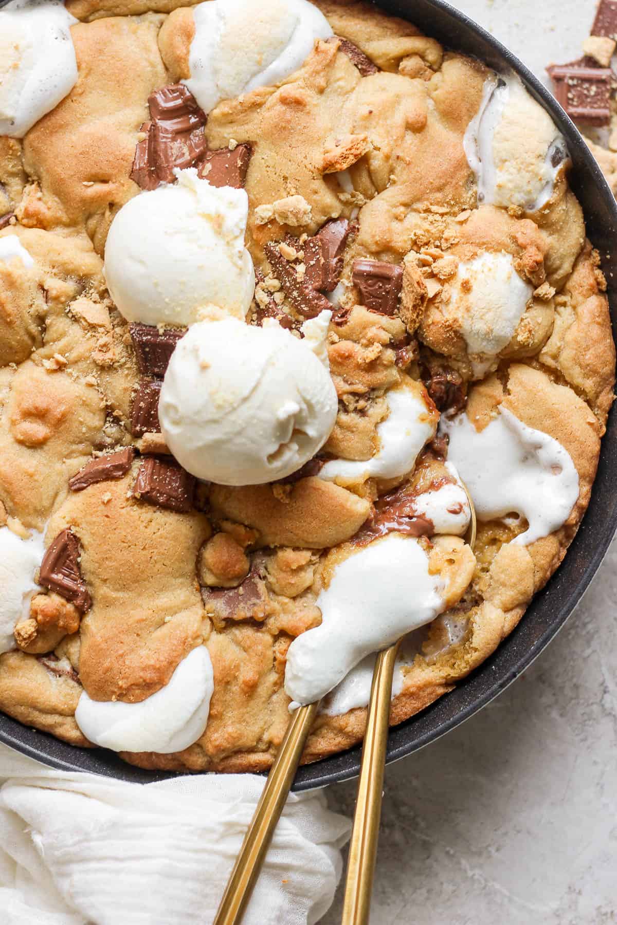 The best recipe for a s'mores cookie skillet.