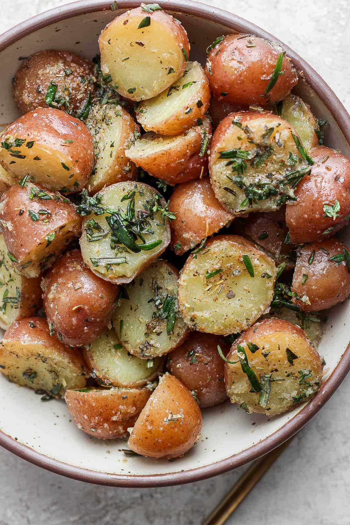 Finished boiled potatoes in a large bowl.