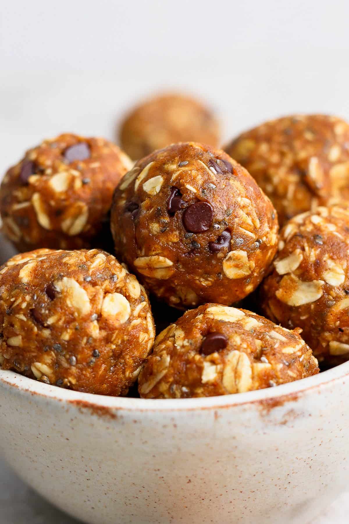 Healthy Pumpkin Pie Energy Balls - ready in 10 minutes and full of clean ingredients. Perfect on-the-go snack! Pumpkin energy balls in a bowl.